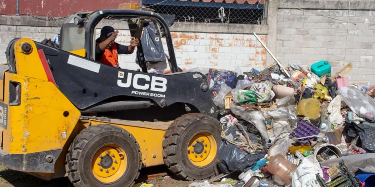 Limpian colonia Villa Verde en Puebla y retiran 30 toneladas de basura