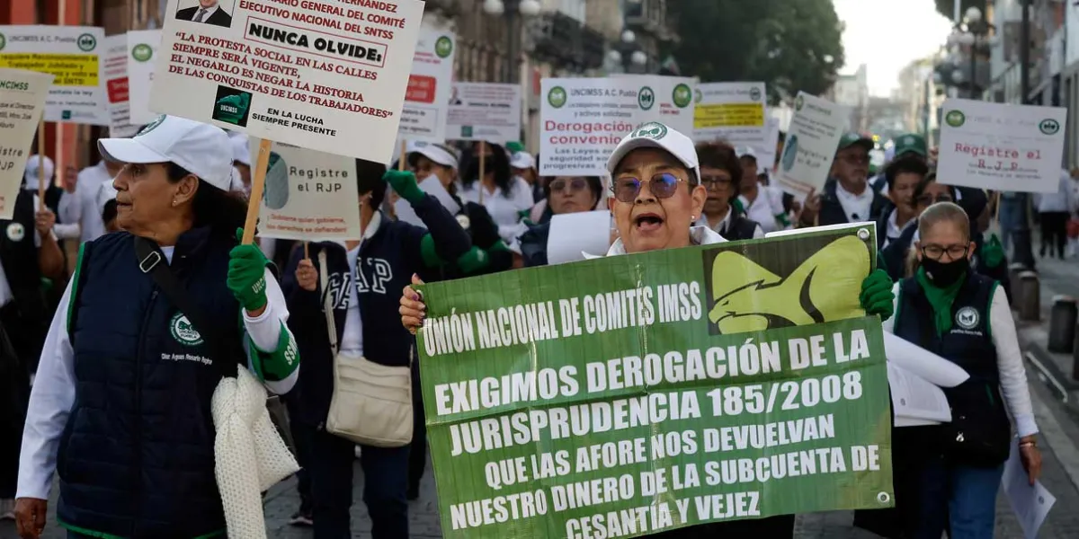 Sindicalizados de Puebla marchan en apoyo a huelga en Nacional Monte de Piedad