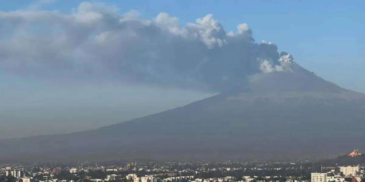 Popocatépetl registra intensa actividad con 14 exhalaciones y caída de ceniza en Puebla y Morelos