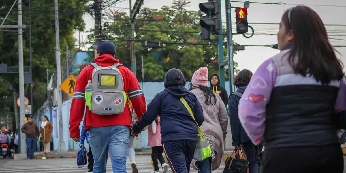 Pese al frío, estudiantes regresan a clases en Chalchicomula de Sesma