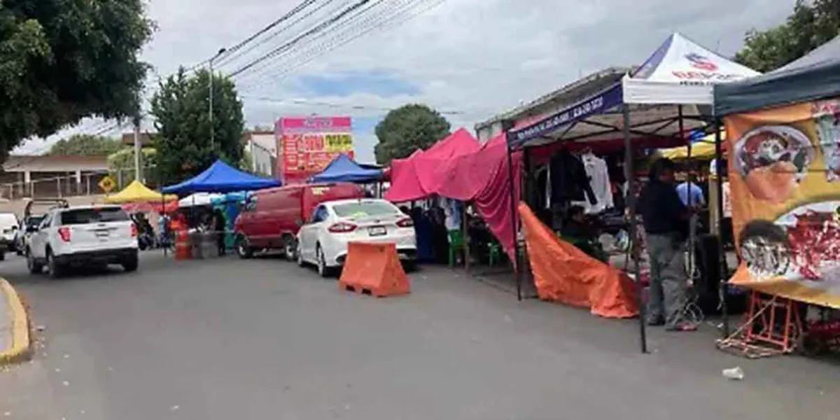 Tianguis de Granjas San Isidro, ambulantes invaden y cierran calles para vender