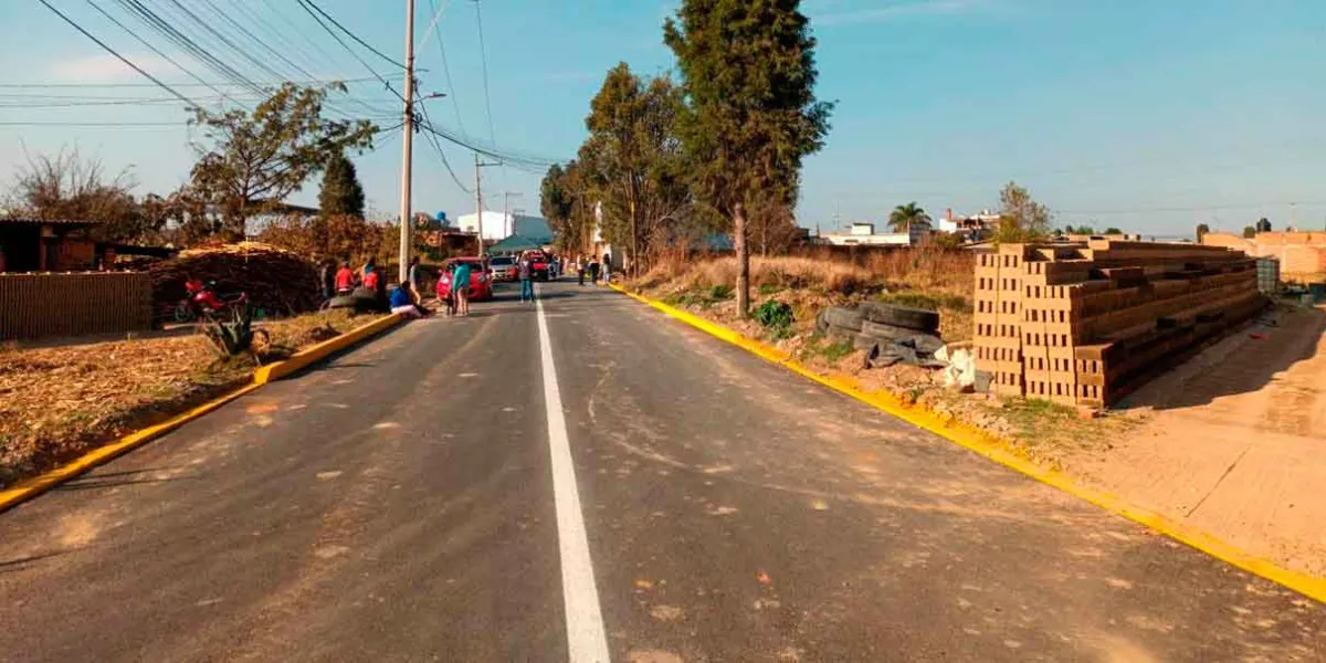 Tras 15 años de espera, Tonantzin Fernández entrega pavimentación en San Diego Cuachayotla