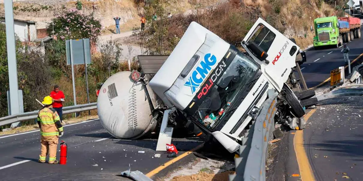 Volcadura de pipa con gasolina provoca cierre total de la autopista Tlaxcala-Apizaco