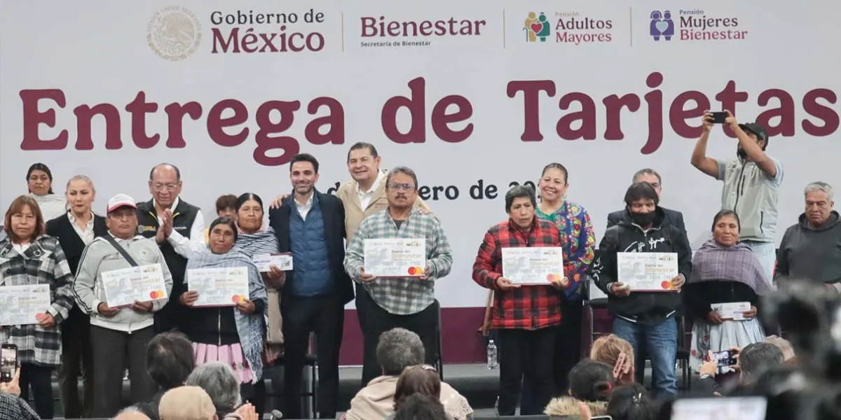 Adultos mayores y mujeres poblanas reciben apoyos de Pensión para el Bienestar