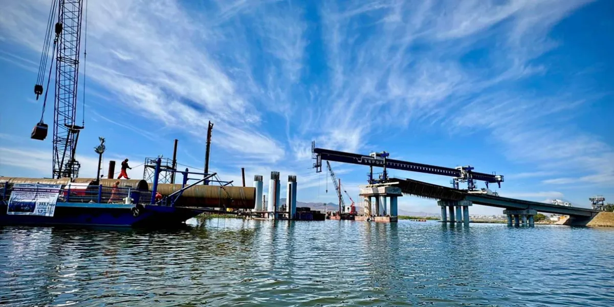 Grúa se ladea en construcción de puente al sur de la capital, sin heridos ni daños