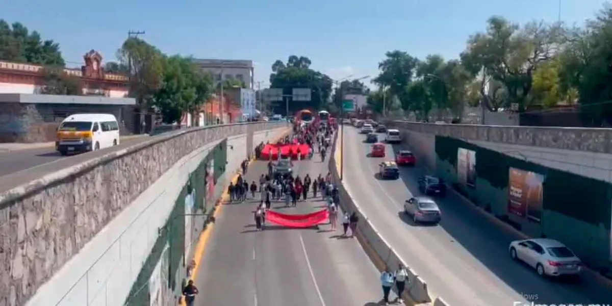 Normalistas Teteles provocan caos vial en el bulevar 5 de Mayo; no hay servicio del RUTA 