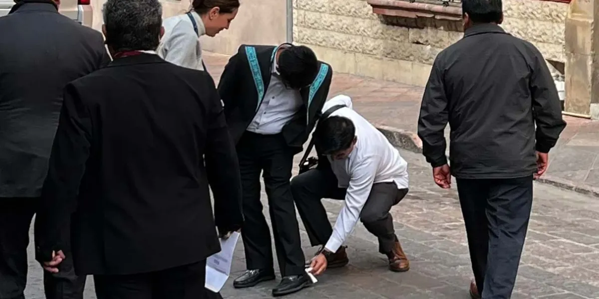 Presidente de la SCJN hace que su personal se agache para limpiarle los zapatos