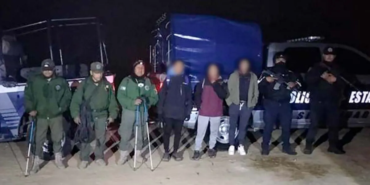 Rescatan con vida a pareja extraviada en la zona de La Malinche 
