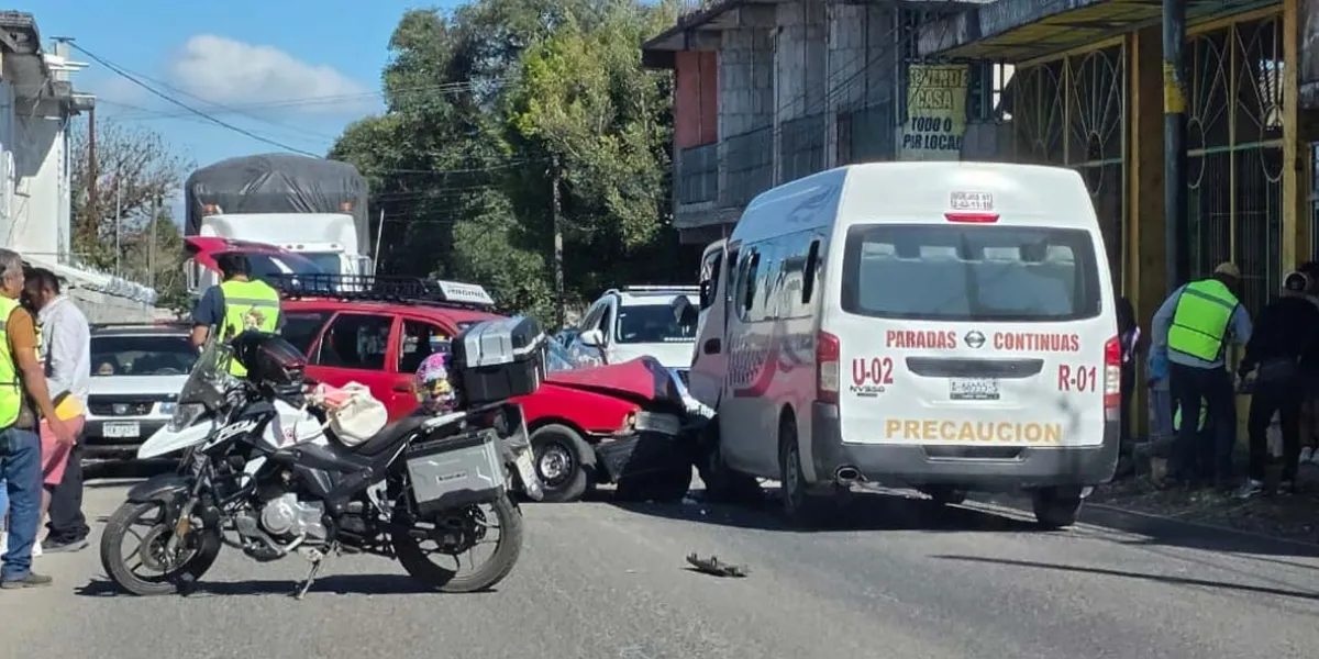 Varios lesionados tras choque entre auto y ruta de transporte en Huauchinango