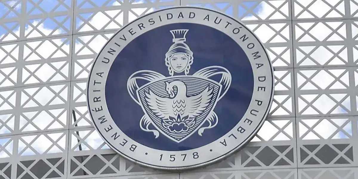 Estudiante denuncia hostigamiento en la BUAP; separan del cargo al señalado