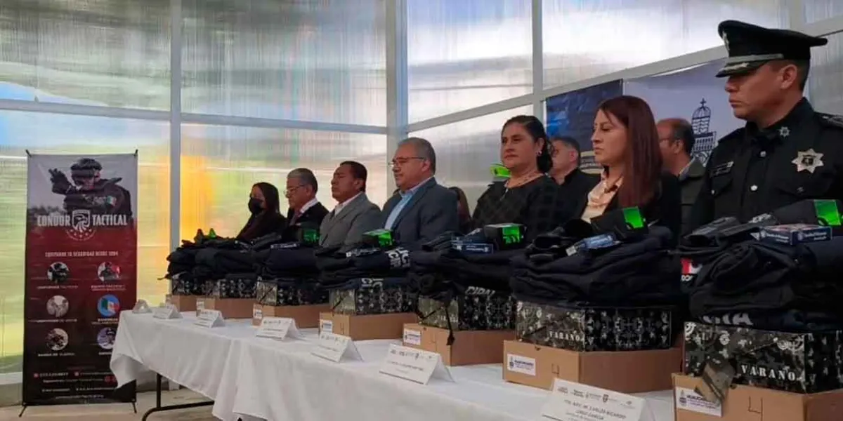 Policías de Huauchinango recibieron constancias de capacitación y equipo táctico