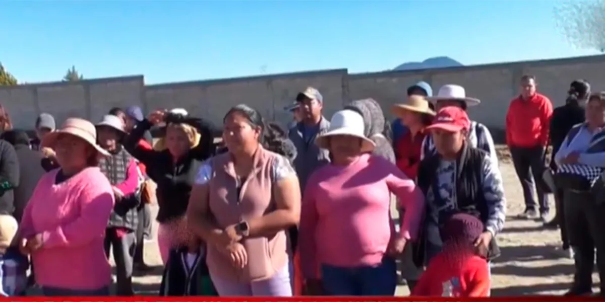 Padres en Tepatlaxco promueven amparo contra alcalde por falta de diálogo