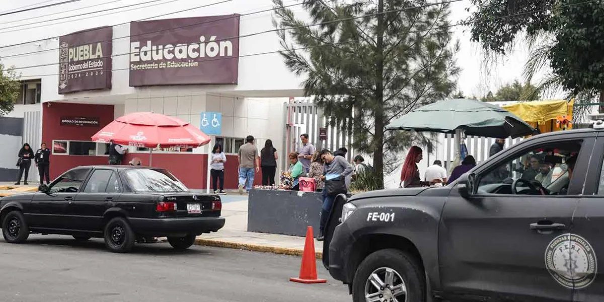 Docentes protestan en la SEP Puebla por retraso en asignación de plazas