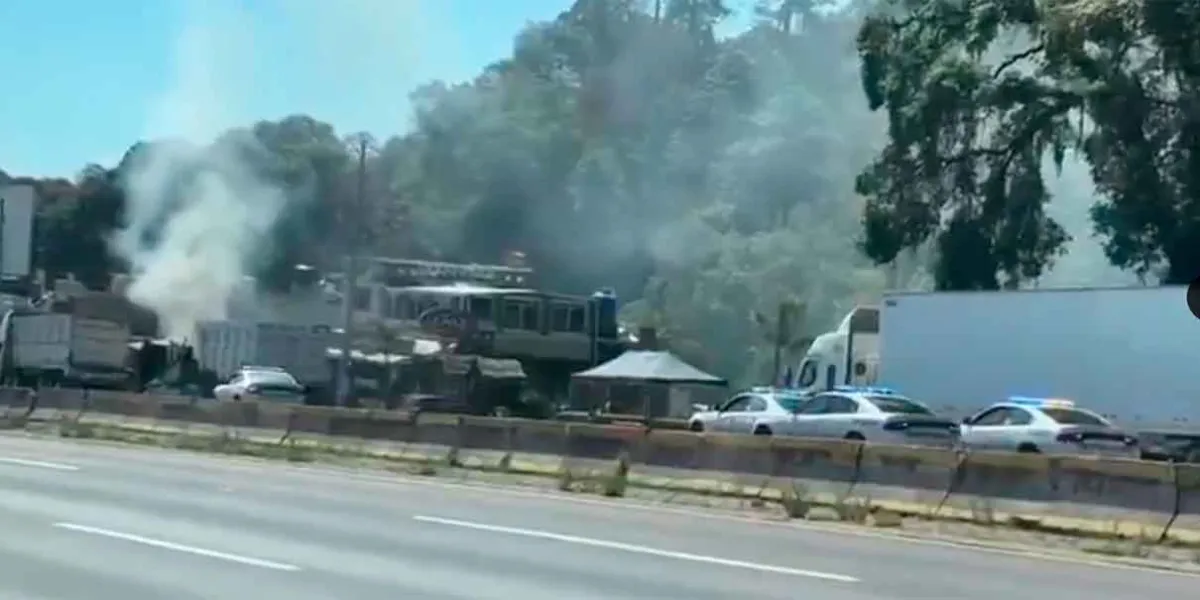 Enfrentamiento entre sindicatos provoca incendio de camión en la México-Puebla