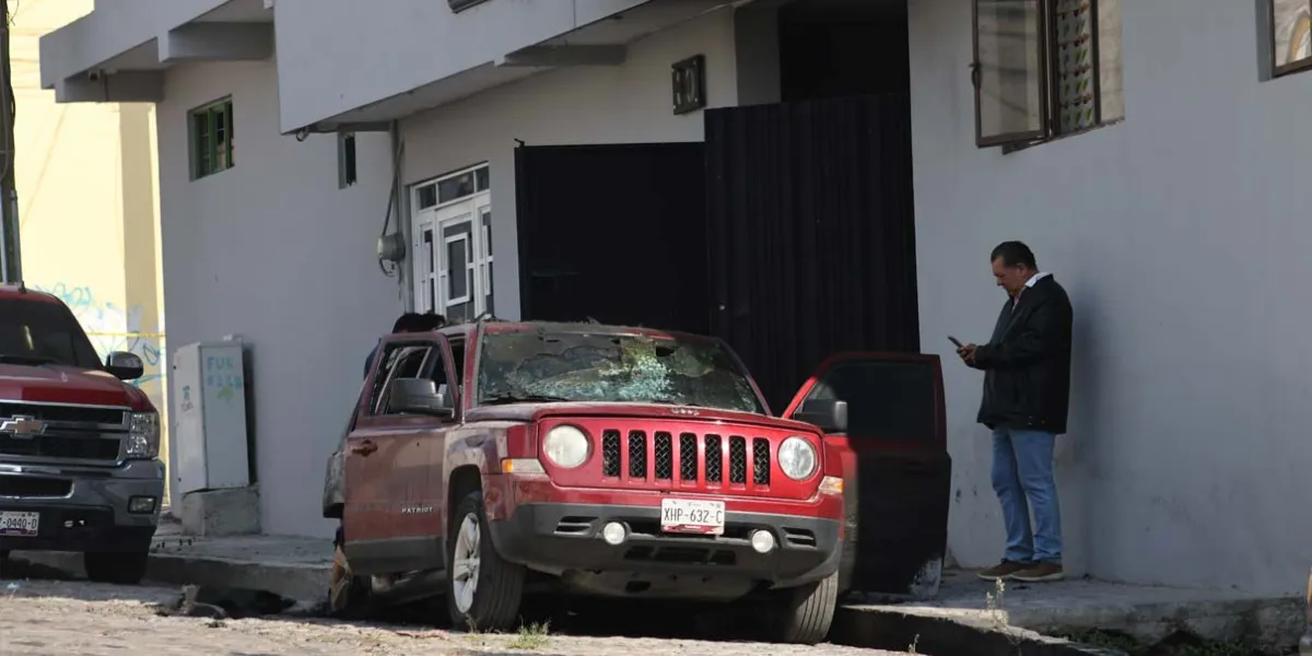 Balacera y quema de camioneta en Lomas 5 de Mayo; además realizan cateo en Colombres