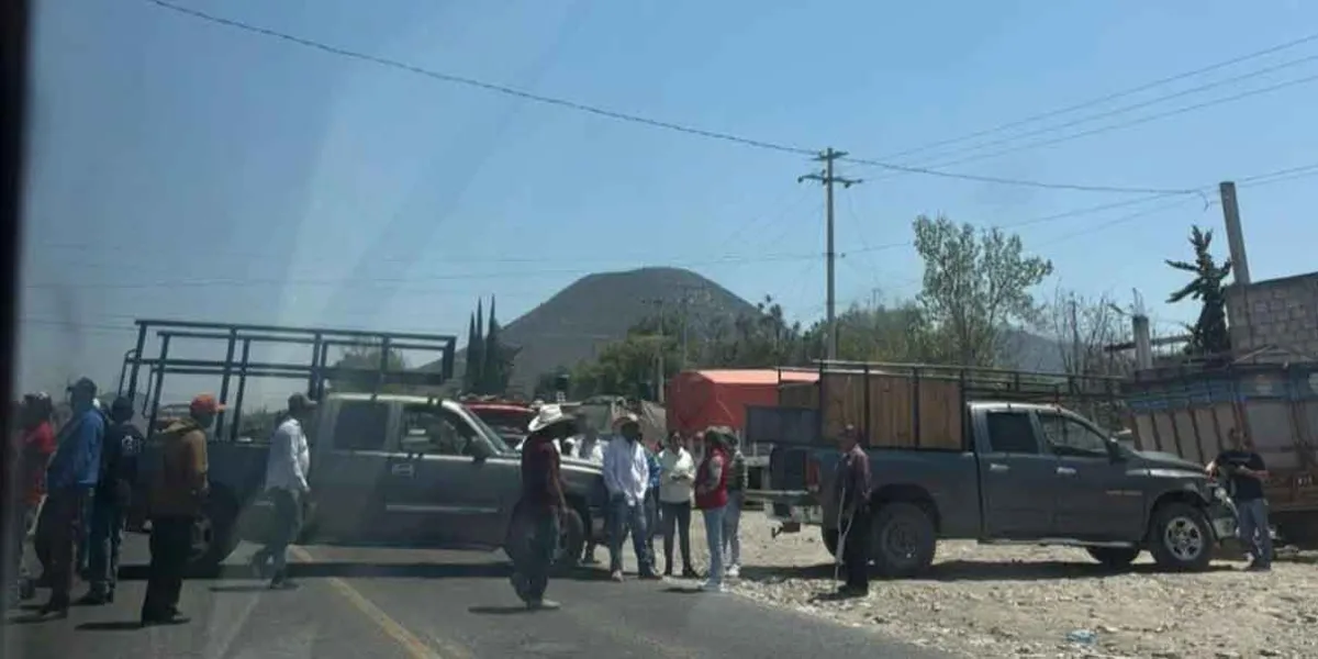 Bloqueo en Azumbilla desata caos vial y protesta ciudadana en Puebla