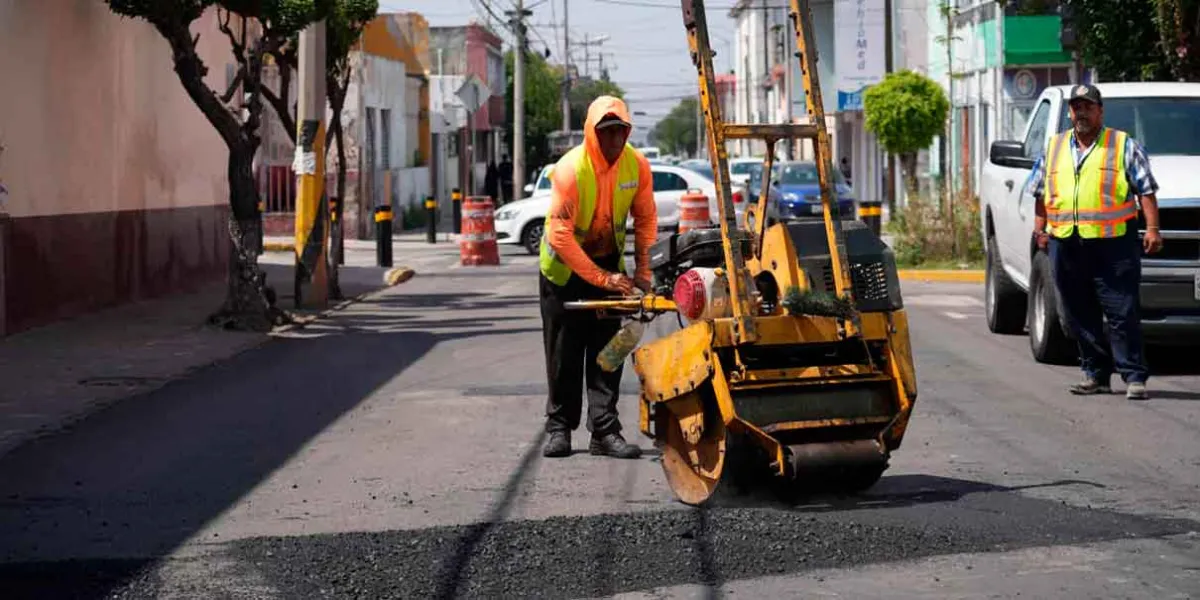 Pepe Chedraui supervisa bacheo en vialidades clave de Puebla capital