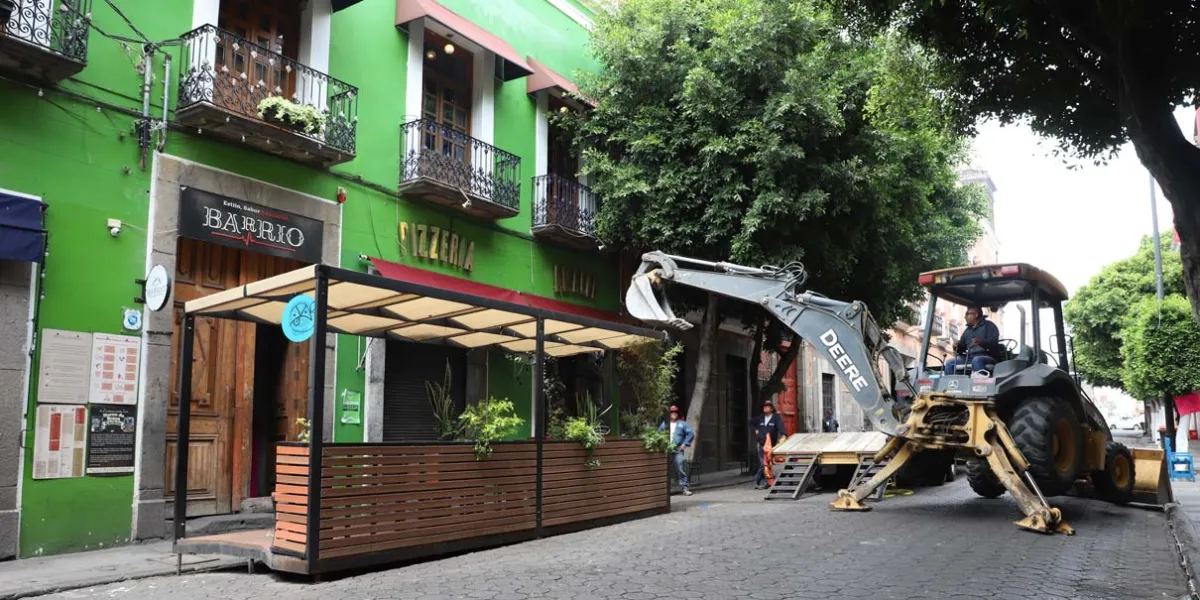 Bares y restaurantes utilizan Parklets como “cantinas”; ya retiraron 7