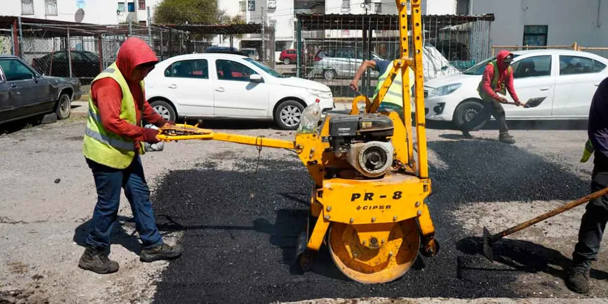 Pepe Chedraui supervisa trabajos de bacheo en colonias de Puebla capital