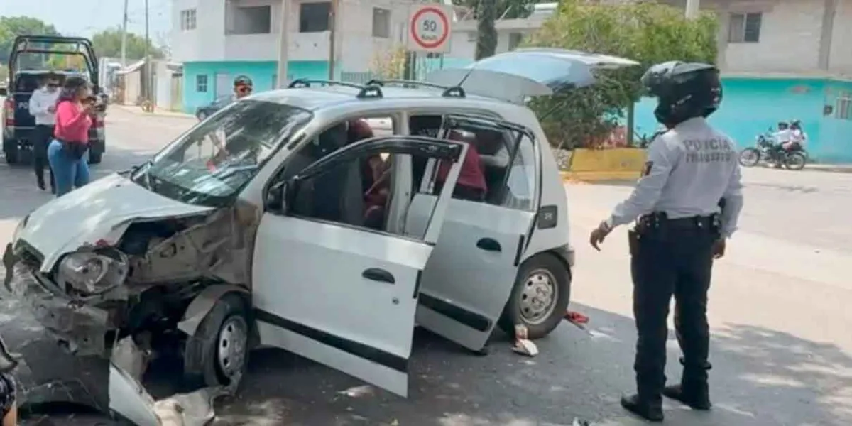 Conductor se impacta contra árbol en Tehuacán; hay dos lesionados graves