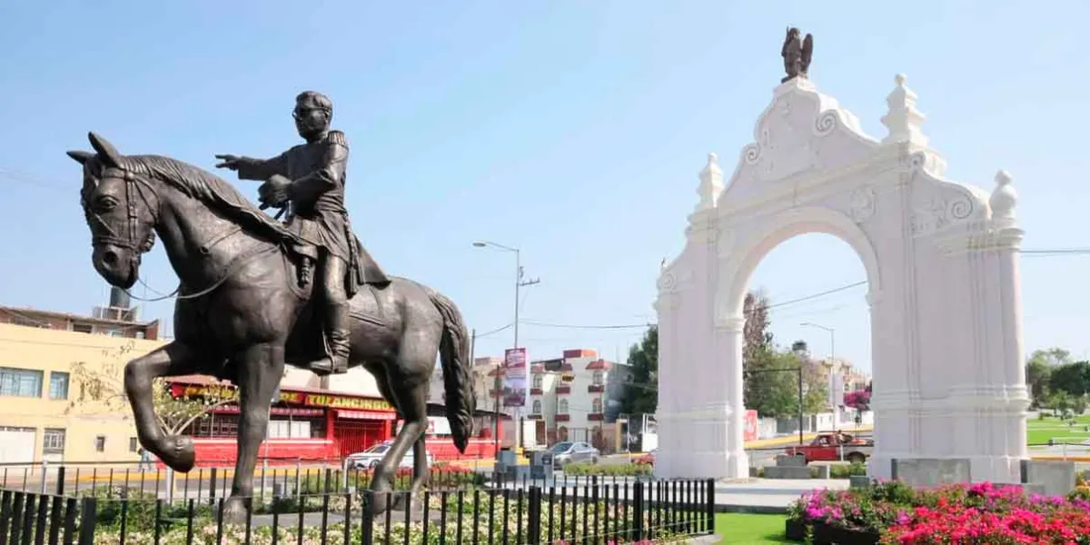 Rehabilita Alejandro Armenta el Arco de Loreto y devela escultura de Ignacio Zaragoza