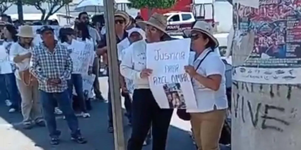 Familiares de joven atropellado en Tehuacán exigen justicia frente a Casa de Justicia