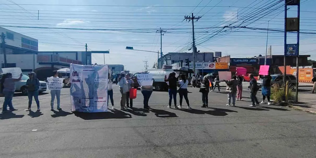 Padres de familia protestan contra presunta reinstalación de directora en kínder de Puebla