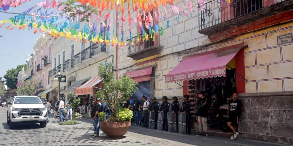 Operativo en Puebla retira ambulantes y autos en la Calle de los Dulces