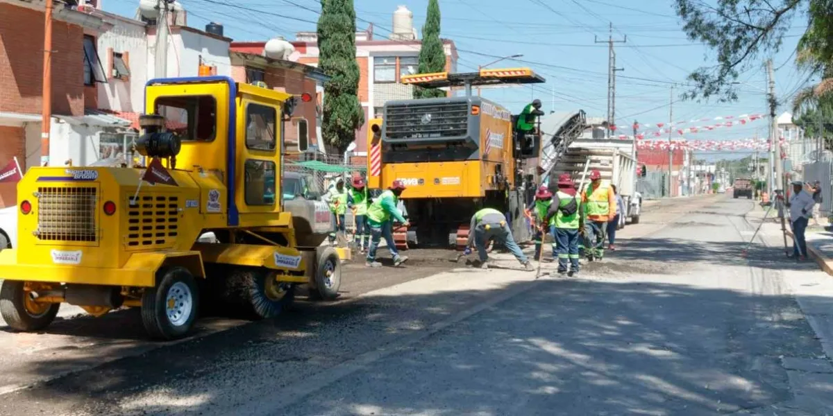 Supervisa Chedraui trabajos del Tren de Pavimentación en la colonia Vicente Guerrero