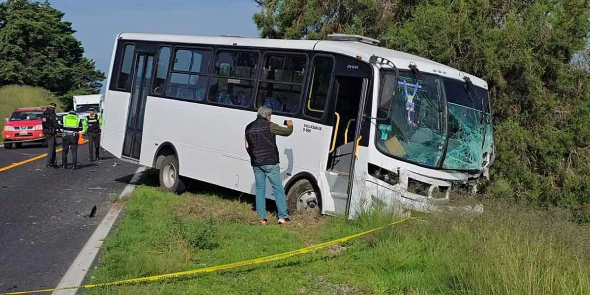 Fatal accidente en Cuapiaxtla deja cuatro integrantes de una familia sin vida tras choque con autobús