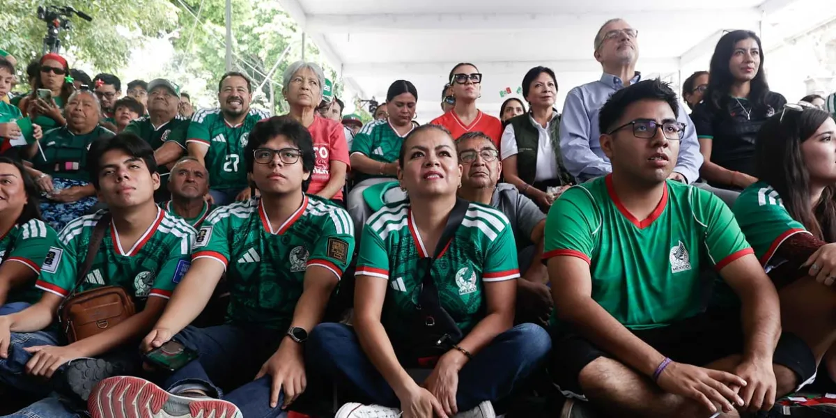 Afición pinta de verde el Zócalo de Puebla por partido de México