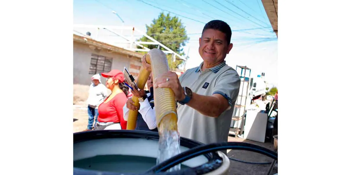 Gobierno de Puebla supervisa entrega gratuita de agua en Barranca Honda para beneficiar a 36 mil familias
