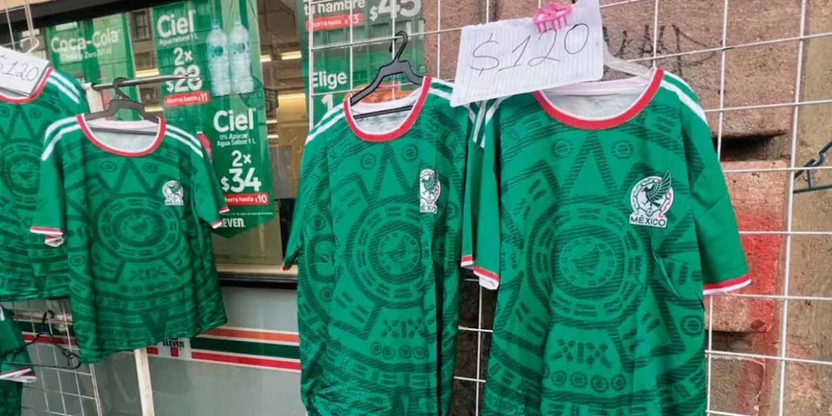 Ambulantes rebasan a las autoridades con venta de playeras, cornetas, banderas y matracas en el centro de Puebla 