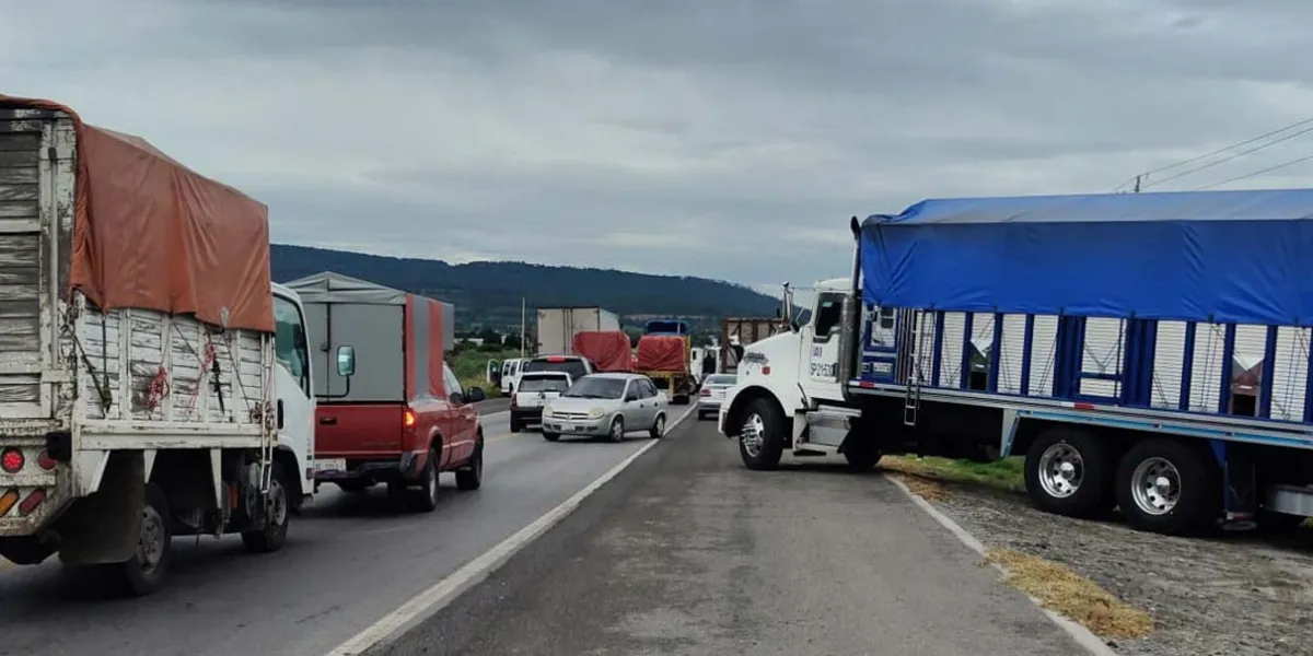 Transportistas mantienen caos vial en Serdán, Acatzingo y El Seco pese a suspensión de bloqueos nacionales