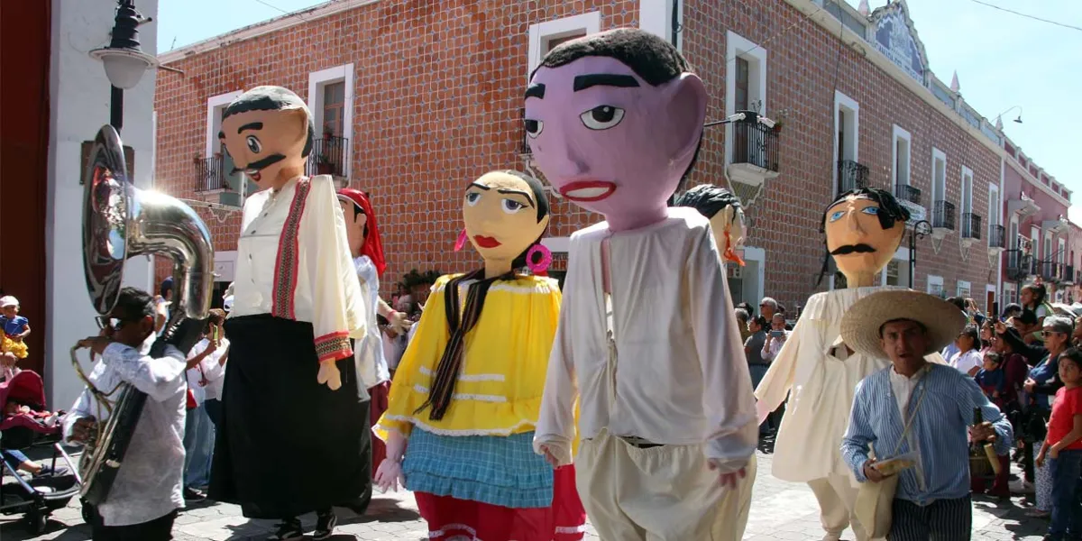 Atlixco busca romper récord con más de 100 mojigangas en desfile 2026