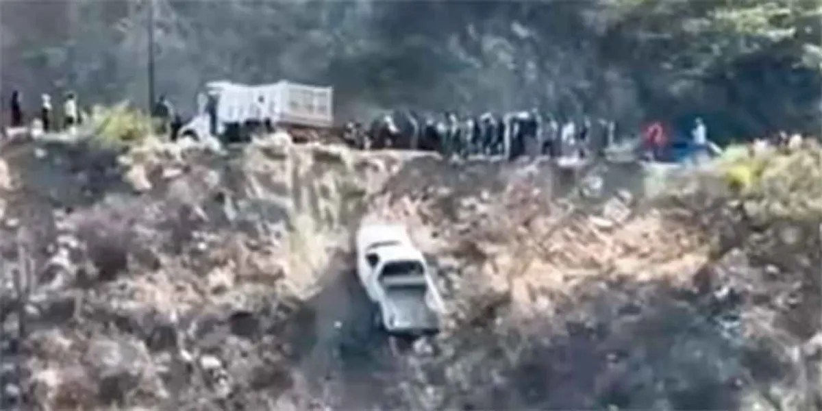 Camioneta cargada con madera cae a barranco en Coxcatlán y deja lesionados