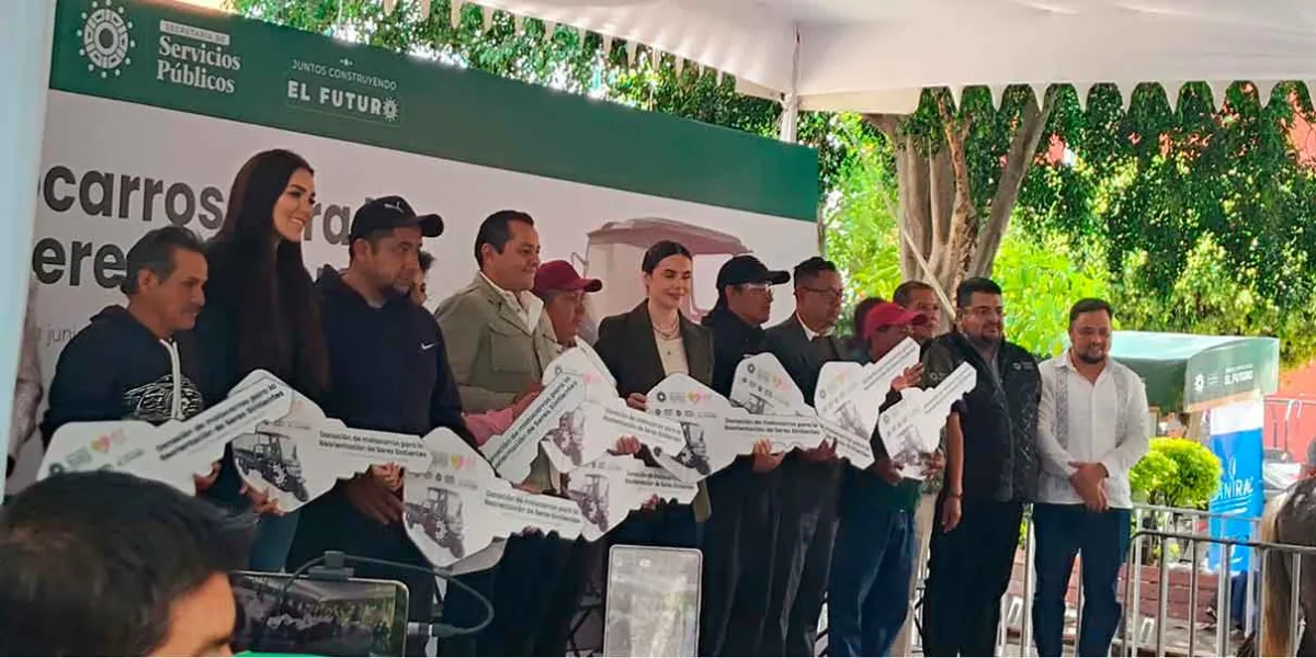 Texmelucan retira caballos de la recolección de basura y entrega motocicletas a recolectores