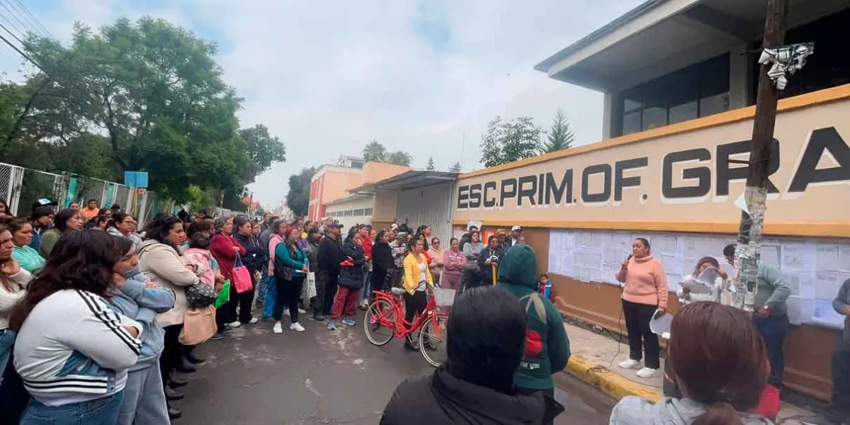 Por metiche y maltrato papás exigen la salida de directora escolar en Texmelucan