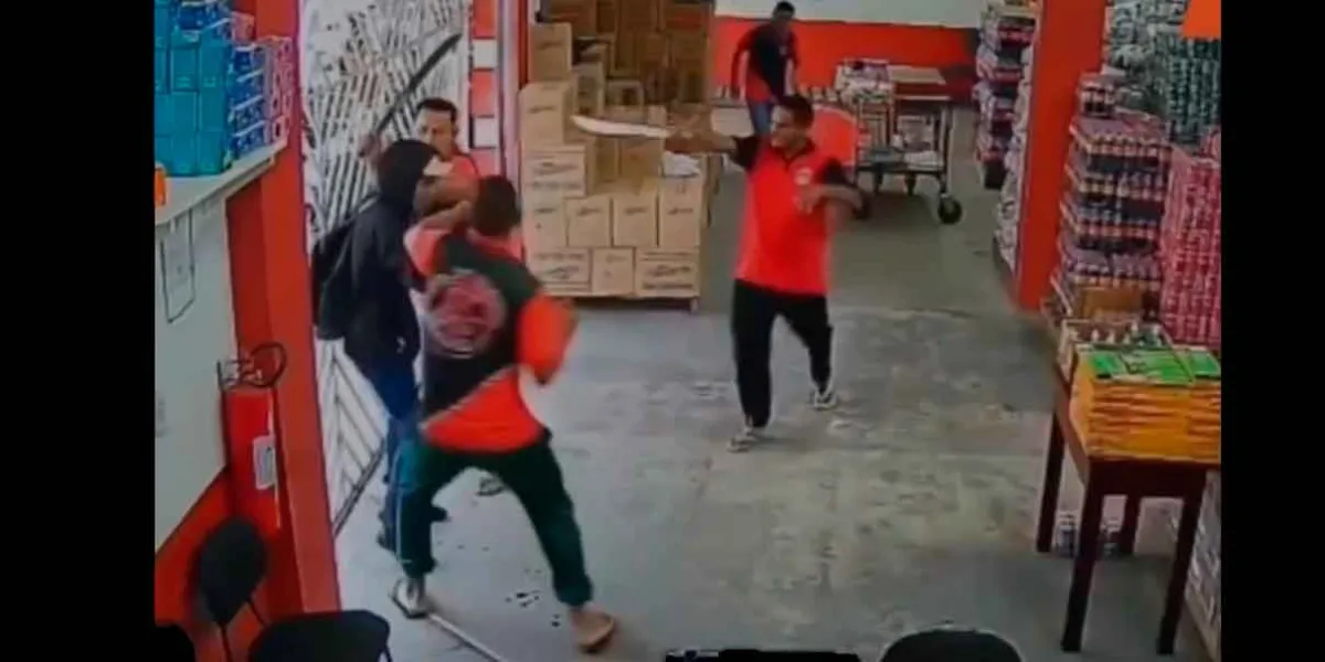 VIDEO. A machetazos empleados evitan robo; ladrón casi pierde un brazo