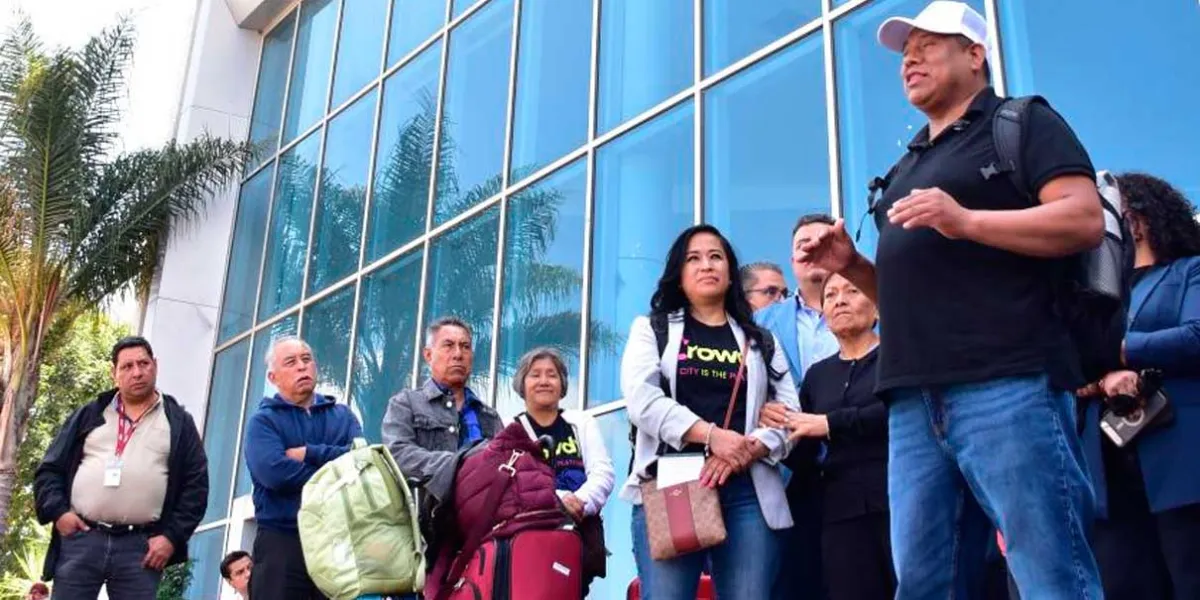 Llegan a Puebla los primeros pasajeros del vuelo directo desde Newark