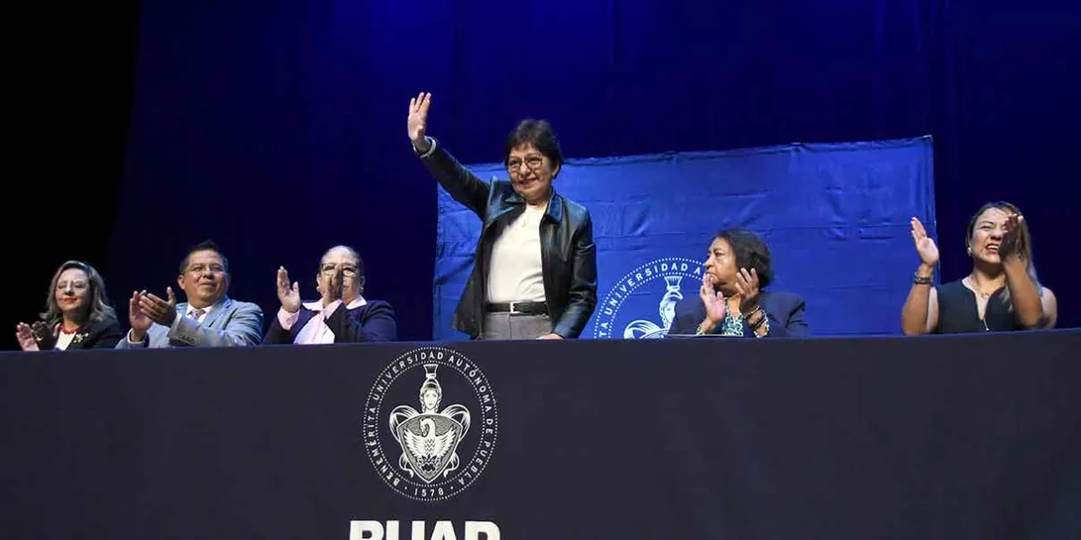 BUAP gradúa a 74 nuevos licenciados en Derecho en modalidades semiescolarizada y a distancia