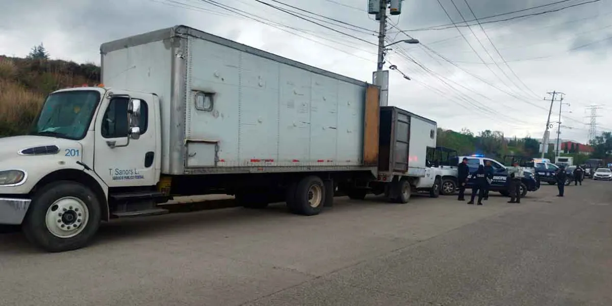 Recuperan camión robado en Cuautlancingo; aseguran a cinco presuntos implicados