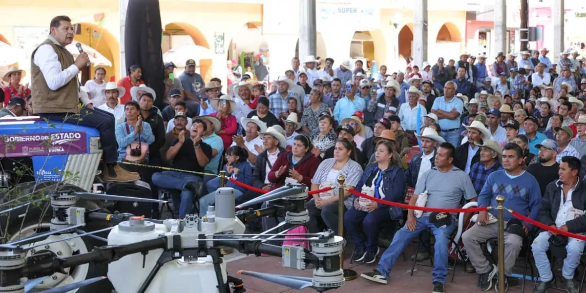 Ixtacamaxtitlán recibió apoyos estatales sin precedentes en maquinaria, fertilizantes y reforestación