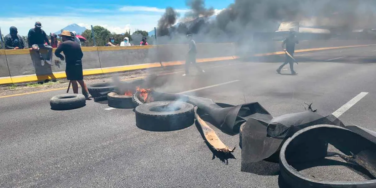 Bloquean la autopista México-Puebla para exigir la localización de Maricela Ruiz en Texmelucan