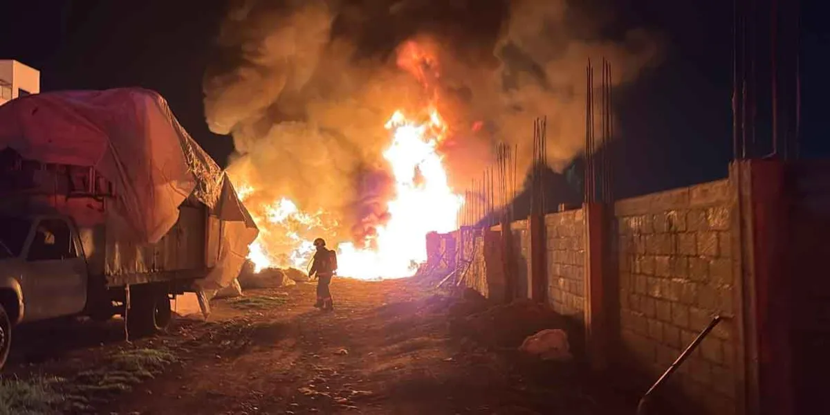 Bomberos controlan enorme incendio en bodega de material reciclable