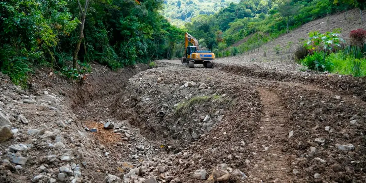 Desazolvan canal en Xaltepec, Huauchinango