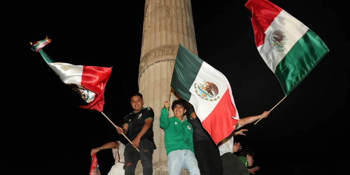 Celebración del Mundial en Puebla termina con semáforo derribado y comercios dañados