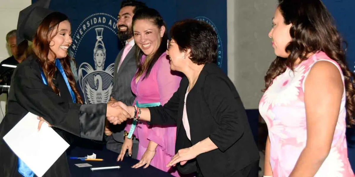 Lilia Cedillo preside graduación en preparatoria BUAP de Izúcar de Matamoros