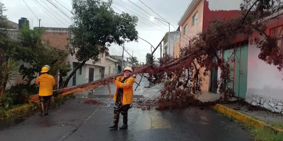 Lluvias provocan inundaciones en la capital y deslaves en la Sierra Norte