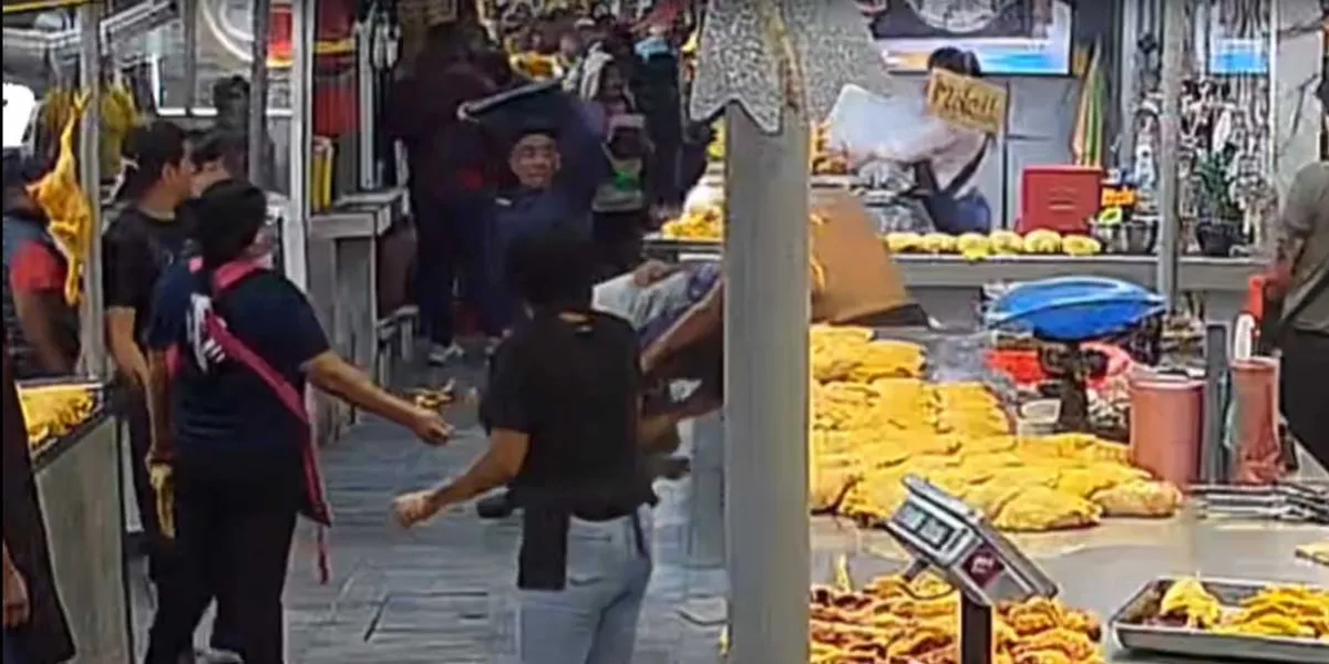 Riña en el mercado de Texmelucan; patadas, puñetazos y manazos 